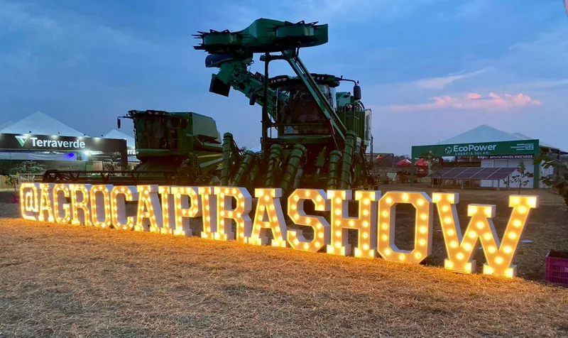 Máquinas e letreiro iluminado do Agro Caipira Show, edição 2023