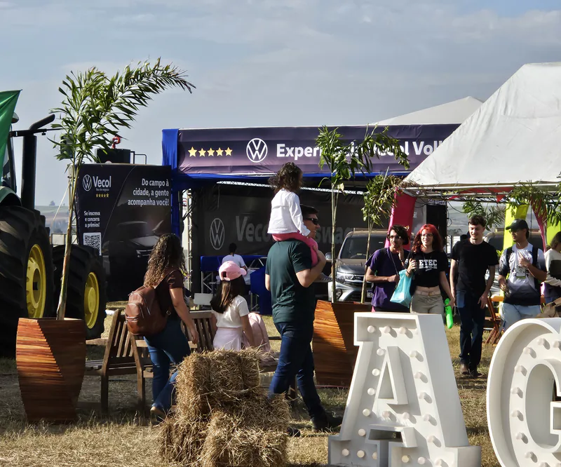 Visitantes conversam diante de um estande durante o Agro Caipira Show