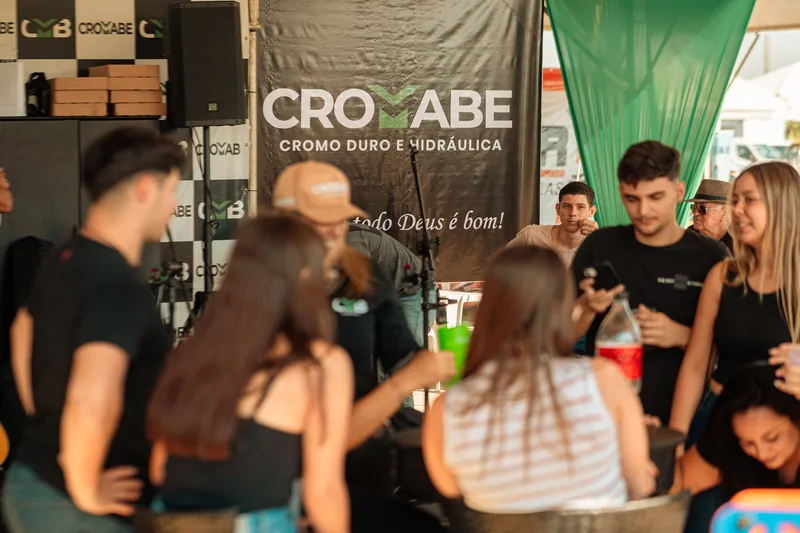 Pessoas conversando no estande de uma empresa na edição de 2024.