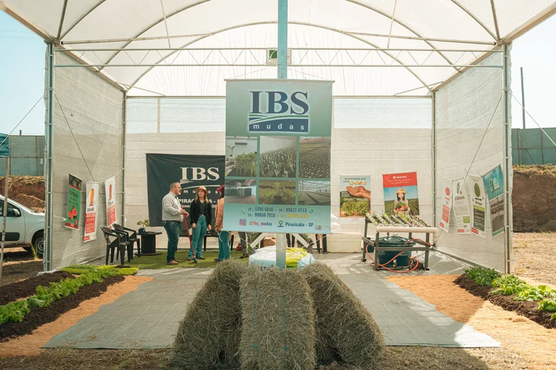 Empresa de mudas apresentando seu estande no Agro Caipira Show em 2024.