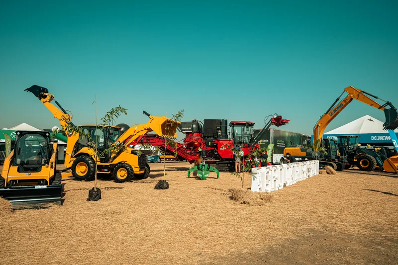 Máquinas agrícolas e de construção expostas no Agro Caipira Show em 2024